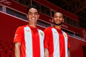 Sergio Arribas y Luis Suárez con las nuevas equipaciones en la Tribuna del Mediterráneo.