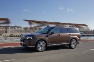 El diseño es espectacular y es su carta de presentación más llamativa gracias a un frontal muy alto y también cuadrado con grandes faros en H