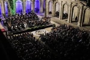 La Joven Orquesta de Almería en el claustro de la Catedral.