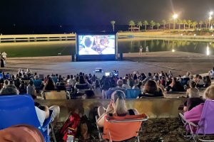 Cine familiar al aire libre en Almería y Retamar hasta el 17 de agosto presentado por humoristas almerienses. 