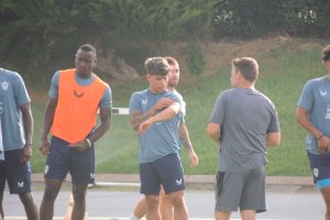 El ex jugador del Español en la charla de Rubi.