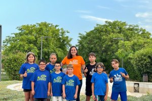 Niños almerienses que participarán en el campeonato, junto a la delega de ALOHA Almería.