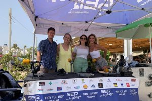 Parte del equipo de ‘La SER en la Playa’ con Guillermo Mirón y Lucrecia Martínez junto a las responsables del Restaurante Neptuno, Francisca A