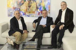 Pepe Cosentino, primero por la izquierda, junto a sus hermanos  Paco y Eduardo.