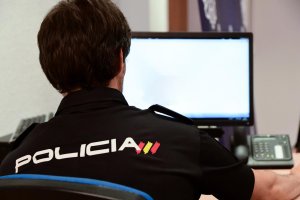 Agente de la Policía Nacional revisando los datos