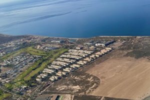 Vista aérea de los terrenos en los que ya han empezado los trabajos del Dreambeach 2024 (FOTO: J. A. Hernández).