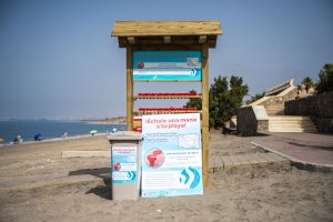 Estantería con ceniceros en una de las playas de Almería.