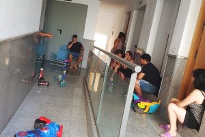 Los vecinos del bloque en el portal.