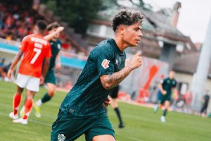 Nico Melamed celebrando su primer gol con el equipo rojiblanco. Además, era su debut.