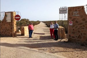 Concejales del PSOE de Roquetas ante la 'nueva' cadena instalada por Medio Ambiente.