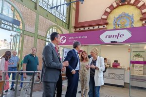 Eloísa Cabrera, concejala de Urbanismo, habla con Pedro Fernández en la estación provisional