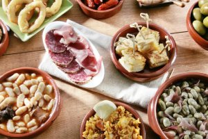 Hay muchos tipos diferentes de tapas para acompañar la cerveza o el vino.