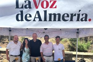 El alcalde de Cuevas, Antonio Fernández (centro) junto con Ainhoa Barrera y José Ramón García, de Desert Spring Resort, con parte del equipo de