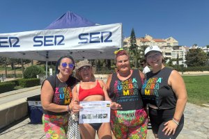 Monitoras de Zinponiente junto a Matilde posando con el bono de Cuevas de Sorbas.