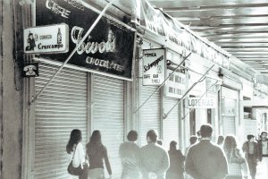 Fachada del Café Tívoli, en el Paseo, en los años 70. El negocio contaba con teléfono público