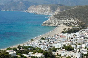 La playa de Aguamarga, uno de los mejores destinos en los que bañarse hoy