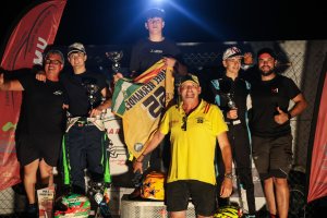 El equipazo posando en el podio en el circuito de Fortuna.