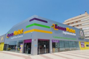 La nueva fachada de Borosa Market en Roquetas de Mar.