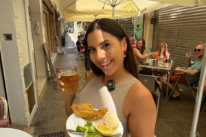Imagen de la influencer @bysherezade en uno de los bares del centro de Almería./ @BYSHEREZADE