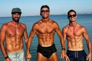 Critiano Ronaldo con Edu Aguirre y el futbolista Miguel Paixão