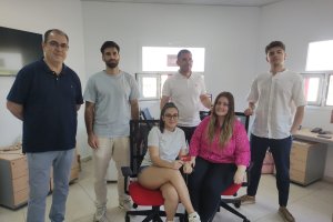 Equipo de trabajadores del club que atienden a los aficionados en las taquillas.