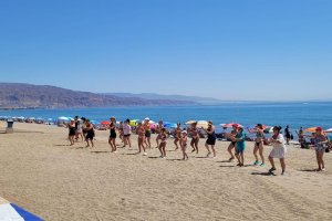 Zinponiente animando a toda la playa de La Romanilla.