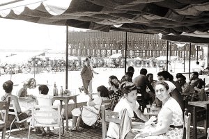 Terraza del Club Náutico en la playa de las Almadrabillas desde donde se podía disfrutar del espectáculo de la vida en ‘cinemascope’.