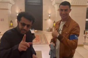 Cristiano Ronaldo con el presidente del Almería Turki Al-Sheikh.