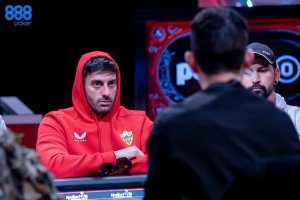 Guillermo Sánchez, jugador de póker almeriense, en mitad de un torneo internacional con la sudadera de la UD Almería.