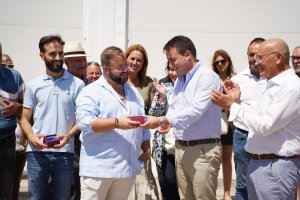 El vicepresidente de Diputación entrega las llaves de las naves a los jovenes.