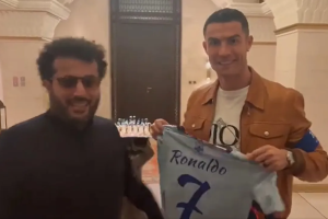 Cristiano Ronaldo se sabe de memorial el camino al Palacio de Turki Al-Sheikh.