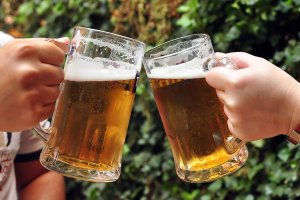 Imagen de dos jarras de cerveza (Depositphotos).