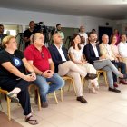 Los cargos públicos de la Junta y representantes del sector pesquero, ayer en la lonja de Almería.