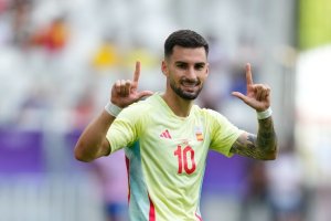 Álex Baena celebrando el gol que acercaba a España a la victoria y a cuartos de final.