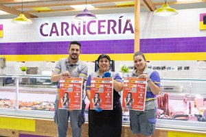 Trabajadores de Cash Borosa con el cartel del Día sin IVA.