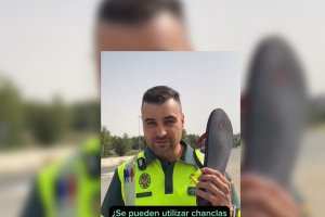 TikTok de la Guardia Civil explicando el uso de las chanclas ante la conducción.