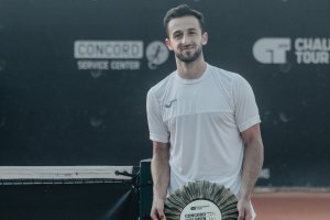 Barranco con el trofeo de subcampeón en el Concord Iasi Open tras caer con Hugo Dellien.