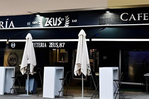 La fachada de la Cafetería Zeus.