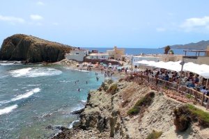 Visa de la bahía y uno de los restaurantes de la Isleta del Moro.
