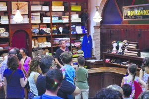 El director de los Museos, Alejandro Buendía, enseñando la tienda de La Modernista.