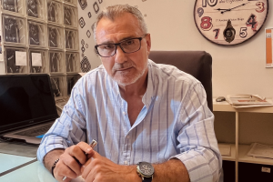 Joaquín Asensio en su despacho donde gestiona y estudia.