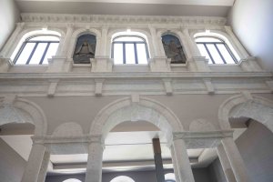 Esta es la imagen que preside la entrada por la escalera principal