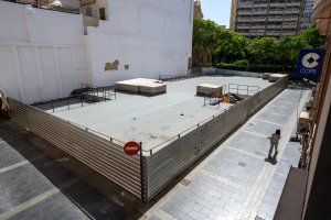 Solar resultante tras la demolición del edificio de Correos