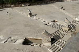 Una de las fuentes secas y rotas