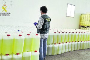 Guardia Civil miembro de la operación ‘Caramel’ examina el combustible.