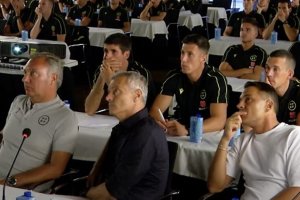 Francisco en primera fila atento a las explicaciones de los árbitros.