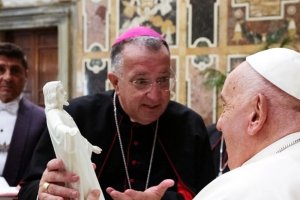D. Ginés García Beltrán entrega un obsequio al Papa Francisco. Foto: Vatican.va.