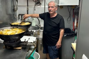 Joaquín Requena Hernández, entre patatas en la cocina del Bonillo	.