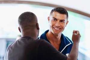 Cristiano Ronaldo a su llegada a la concentración del Al-Nassr.