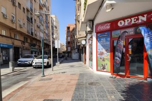 Imagen del lugar de los hechos, con manchas de sangre en el suelo en la calle Murcia.